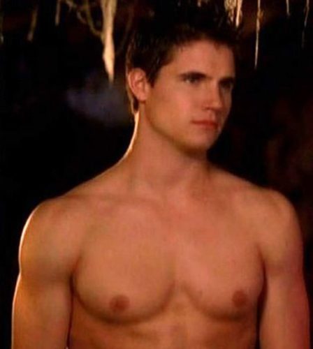 Robbie Amell Pics  Shirtless  Biography  Wiki - 52