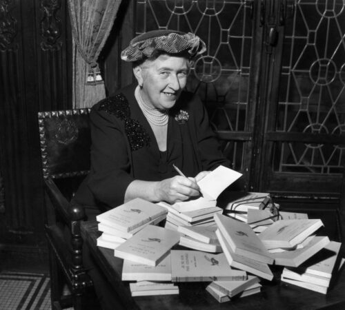 Agatha Christie Pics  Age  Photos  Husband  Daughter  Biography  Pictures  Wikipedia - 4